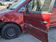 Chciał uciec przez policją, staranował inny samochód i znak drogowy