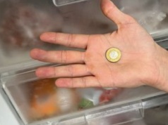 Wyjeżdżasz na dłużej? Włóż monetę do zamrażarki. Trik na wagę złota