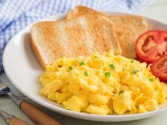 Prawie każdy je codziennie na śniadanie. Jakie są skutki dla organizmu?