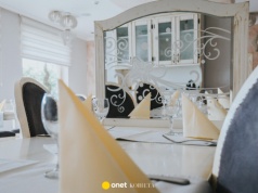 Czy osoba towarzysząca powinna się dołożyć do prezentu? Wyjaśniamy