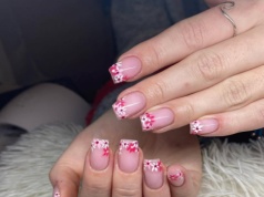 Modne paznokcie na wiosnę - koniec z klasycznym frenchem. Tego sezonu stawiamy na kwiaty