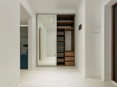 Szafa przesuwna czy uchylna – jak wybrać model, który będzie służyć przez lata?