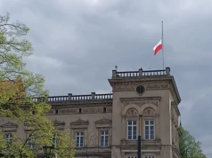 Flaga na budynku Urzędu Miasta Mysłowice opuszczona do połowy masztu. Mysłowice żegnają posła Łukasza Litewkę