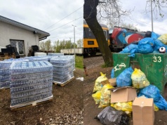 Przeterminowane produkty w wielkim magazynie. Należy do znanego przewoźnika