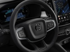 SUV Volvo z 2.0 177 KM po rabacie 37 tys. zł kosztuje tyle co Jaecoo 7. Ma nie tylko większy silnik, ale też i wyższy prześwit