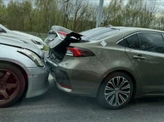 Był korek, jeden z kierowców nie wyhamował. Duże korki po zderzeniu aut na Jana Pawła II