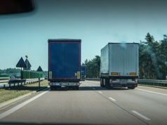 Zakaz wyprzedzania dla ciężarówek do kosza! Zmiana przepisów już od maja
