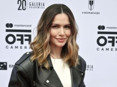 Tylko spójrzcie na jej spodnie. Lansuje kontrowersyjny trend