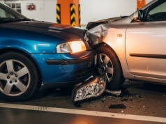 Stłuczka w garażu podziemnym. Wielu kierowców popełnia ten błąd przy ustalaniu winy