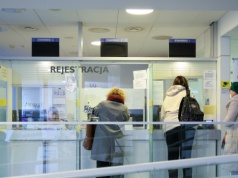 12,9 tys. zł dla lekarzy. "Wracamy do czasów, czy się stoi, czy się leży”