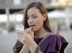 W Rossmannie pojawiły się darmowe "mystery boxy" z kosmetykami. Podpowiadamy, jak je zdobyć