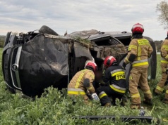 Pędził oplem po „Tatarówce”. Auto uderzyło w drzewo i dachowało, kierowca zakleszczony w pojeździe