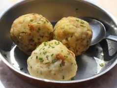 Lepsze niż kluski śląskie? Nasi sąsiedzi robią pulchne knedle z czerstwych bułek