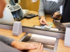 Dyrektorzy z prezydencką pensją. W urzędach narasta frustracja