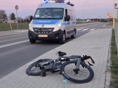 Potrącił rowerzystkę i uciekł do domu. Policjanci szybko go odnaleźli po śladach na jezdni
