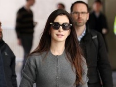 Anne Hathaway przywraca kontrowersyjny trend. Czy baskinka wróci do łask?