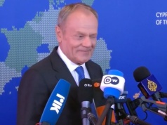 Co za przypadek. Nagle pojawił się za plecami. Tusk aż puścił oczko do reporterów