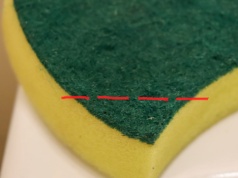 Odetnij róg gąbki i zobacz, co się zmieni. Wystarczy jeden ruch nożyczkami i problem znika