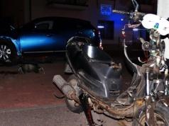 Pijany wjechał skuterem w samochód i udawał nieprzytomnego. Gdy usłyszał o policji, ozdrowiał i uciekł