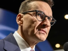 „Drobne pyłki na pięknym arrasie”. Cztery wnioski z awantury o stowarzyszenie Morawieckiego