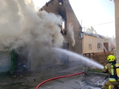 Pożar w Praszce. Stodoła spłonęła, salon kosmetyczny uratowany