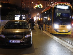 Piesza potrącona przez auto na przystanku Stare Miasto. Trafiła do szpitala w stanie krytycznym