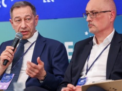 "Rząd ładowarek pod blokami". Elektromobilność ma szansę wejść pod strzechy