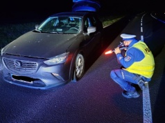 Z ostatniej chwili: Rybarzowice: Nocna pułapka na nieoświetlonej drodze! Samochód uderzył w betonowe bloczki! – foto
