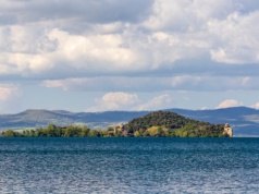 Przez lata trzymali ją z dala od turystów. Ma tylko 17 ha i własne świątynie. Co skrywa?