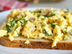 Siekam i łączę z jajkami. To napakowana białkiem i najzdrowsza pasta na wiosenne kanapki