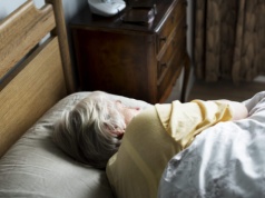 Długie drzemki seniorów powiązano z wyższą śmiertelnością