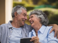 Świetne wieści dla osób 60+. W tym przewyższają młodszych od siebie