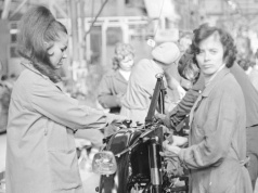 Traktory, kielnie i sodowiarnie: co stalinizm obiecał, co dał, a co odebrał polskim kobietom