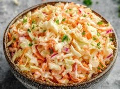 Ta surówka to ostatnio hit moich obiadów. Robisz w mig, a wszystkich zachwyca