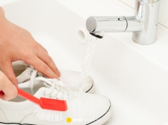 Nie potrzebujesz pralki, by twoje białe buty były czyste. Oto jak sprawnie i łatwo je doczyścić