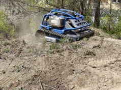 Kosiarka, która zastępuje dwóch pracowników. Iseki pokazuje Katanę