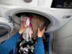 Pierzesz te plamy w gorącej wodzie? To duży błąd