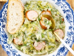 Młoda kapusta z kiełbasą