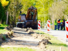 Powiat zgierski: we wsi Ustronie powstanie nowy chodnik. Prawie 1,5 kilometra ścieżki