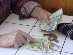 ZUS przesuwa terminy wypłat emerytur. Te osoby nie dostaną przelewu w maju