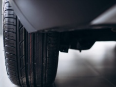 Zapłacisz mandat, jeśli kupisz auto używane z takimi oponami