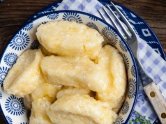 Do klusek leniwych nie dodaję grama mąki. Są jędrne i mięciutkie