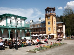 Otoczone górami kradnie serce nie tylko kuracjuszom. To jedno z najstarszych uzdrowisk