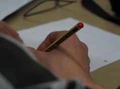 100 zł za godzinę korepetycji to już norma. Uczniowie masowo przechodzą na darmowe platformy