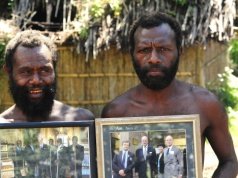 Plemiona czczą samoloty i monarchów. Powstały dziwne kulty cargo