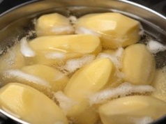 Dodaj do wody. Ziemniaki ugotują się dużo szybciej, a ich konsystencja i smak będą obłędne