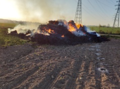 Poranny pożar sterty słomy w okolicach Roztoki