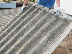 Koniec kar i obowiązku demontażu azbestu? Rząd zapowiada zmiany dla właścicieli nieruchomości