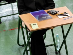 Matura 2026. Na salę można zabrać wodę i chusteczki, ale są specjalne wymagania