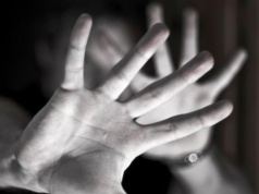 Rzeszów: Bracia dusili własną matkę i grozili jej śmiercią. Wyrok wciąż nie zapadł, sąd odracza decyzję